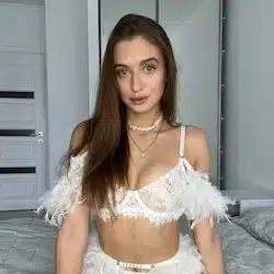 Mia Frost OnlyFans – suomalainen OnlyFans-tyttö mustassa alusvaatteissa