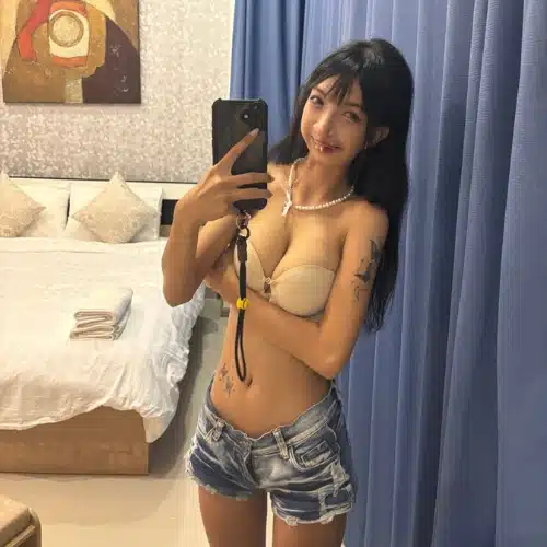 Cindy – nuori aasialainen tyttö punaisessa lingeriessä OnlyFansissa