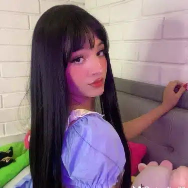 Mia OnlyFans Suomi – ujo 18-vuotias tgirl punaisessa bikinissä